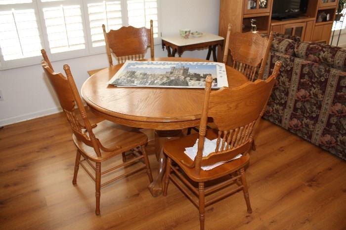 Oak Dining Table w/6 chairs & Leaf