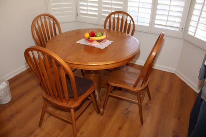Oak Dining Table w/4 Chairs & Leaf