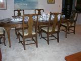 Henredon Oval Dining Room table with 6 chairs.
Extends to 108" with two 20" leaves. Without leaves, 45" x
68" oval. Comes with protective pads.