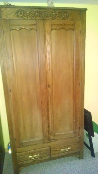 ANTIQUE / OAK ARMOIRE.....GREAT FOR YOUR COUNTRY KITCHEN !!! 