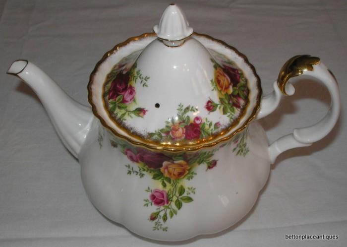 Royal Albert old Country Roses porcelain Teapot