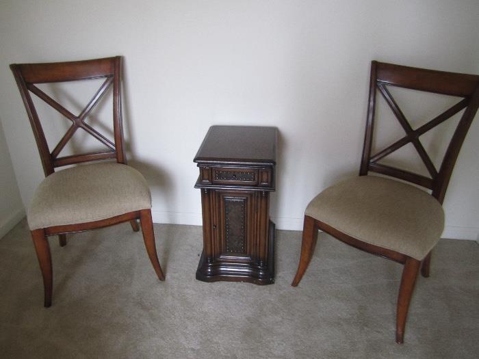 SMALL END TABLE AND 2 OTHER CHAIRS FOR TABLE