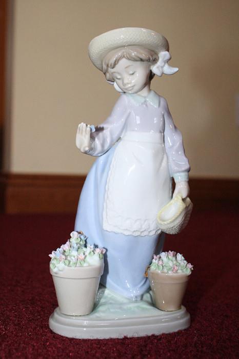 Lladro #5543 "Hello Flowers"  Sculptor Francisco Polope. Designed 1989 Retired 1994. Height 7 1/2"