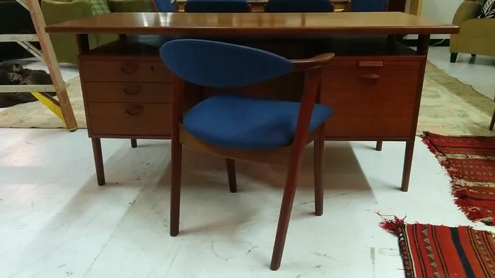 Look, a rare and elusive Arne Vodder swivel-back armchair in it's natural habitat. It simply loves being proximate to the teak desk!