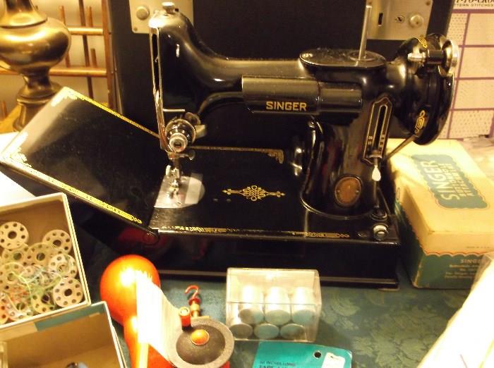 Singer Feawtherweight sewing machine w/case and attachments 