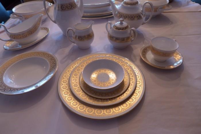 115 pc Wedgwood bone china, white & gold Marguerite pattern, with assorted serving dishes