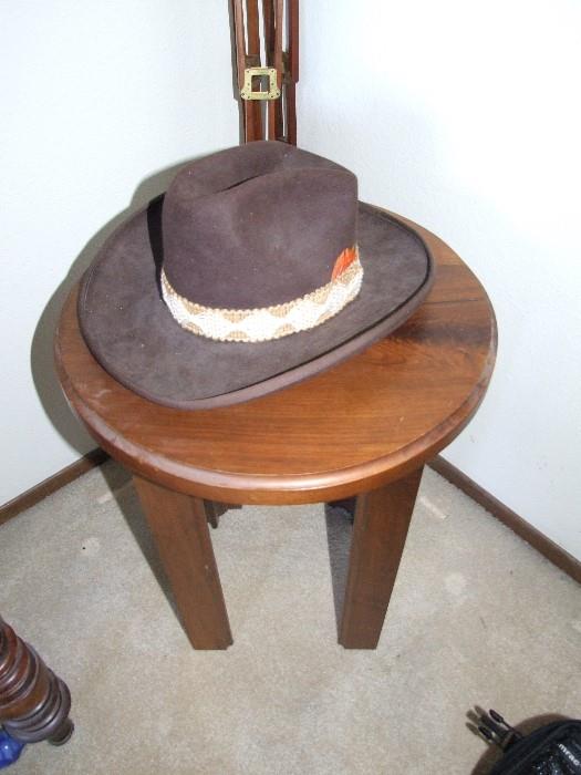 SMALL TABLE, WITH MENS WESTERN HAT