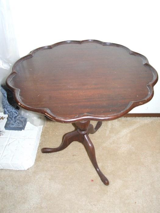 SMALL CHAIR ANTIQUE TABLE