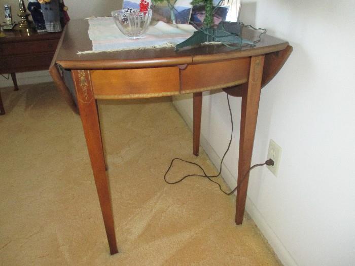 Hitchcock drop leaf expanding table with 2 leaves