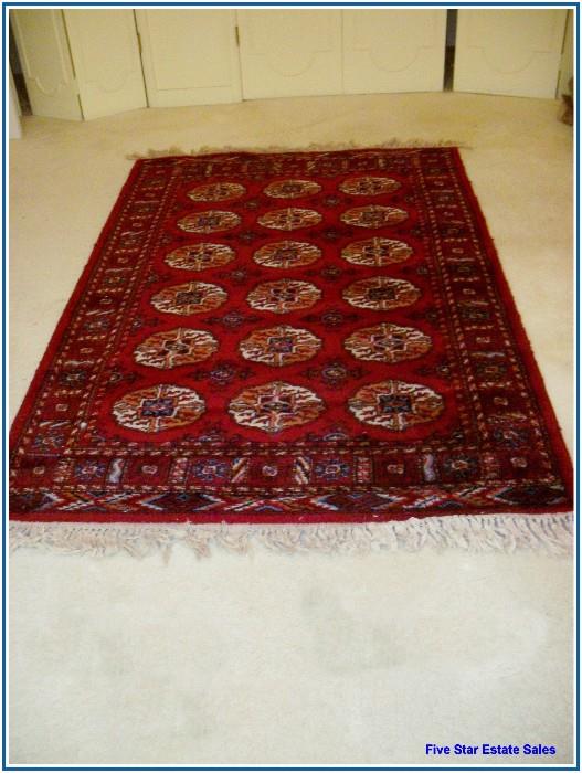 A gorgeous oriental rug in great condition- about 6 feet.