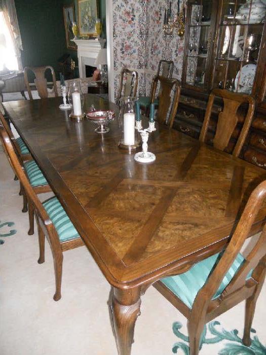 Henredon dining room table with 10 chairs