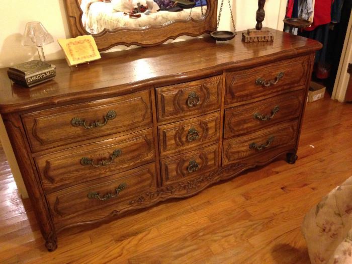 Thomasville dresser with mirror, very nice!