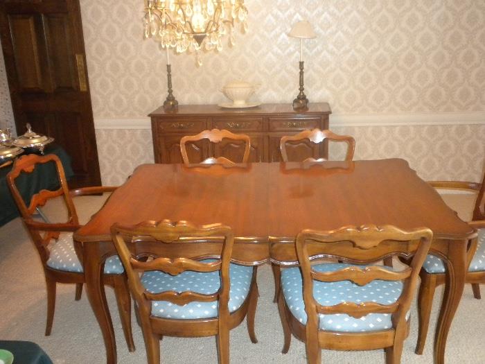 Dining Room Table with 2 Leaves and Pads
2 Armed Chairs and 4 Side Chairs
