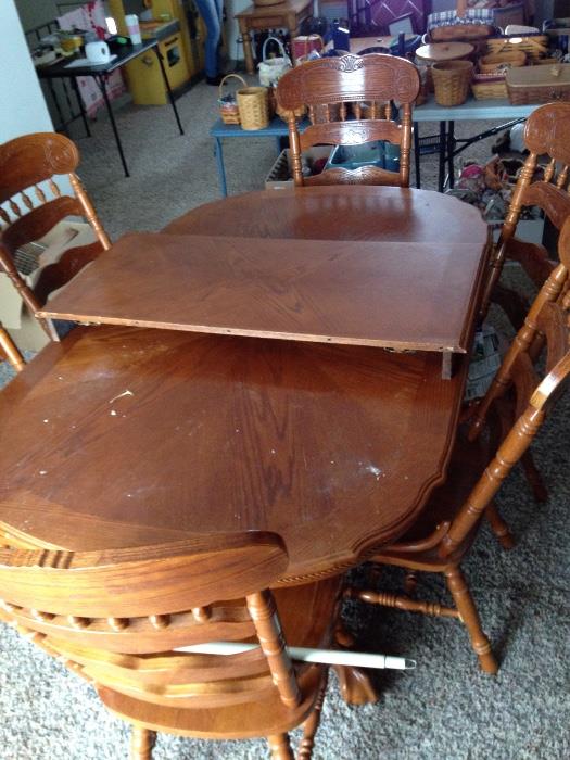 Dining room table with leaf and six chairs