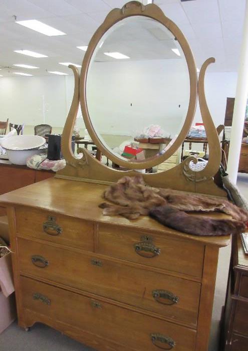 LG DRESSER WITH OVAL MIRROR 
