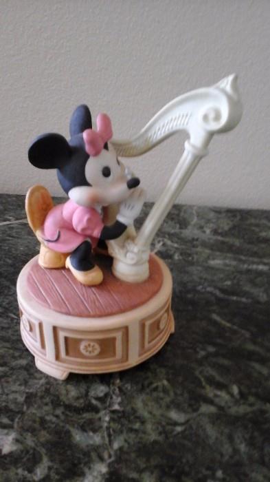 Musical Minnie Harpist