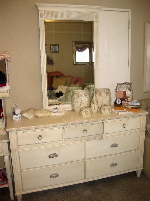 Ethan Allen 7-drawer dove-tailed dresser with mirror