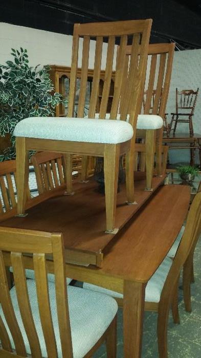 Much Keller furniture-Great shape modern dining room table w/ 8 chairs
