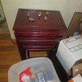 NESTING TABLES