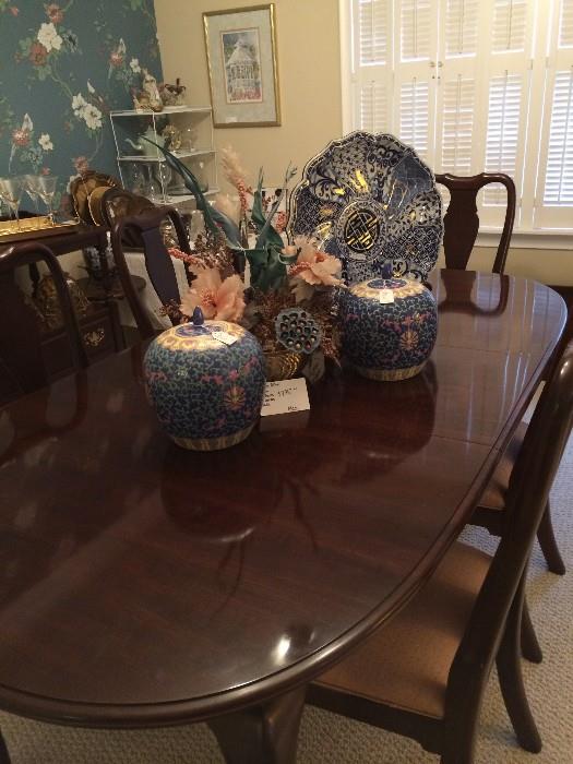                Lovely dining table & 6 chairs