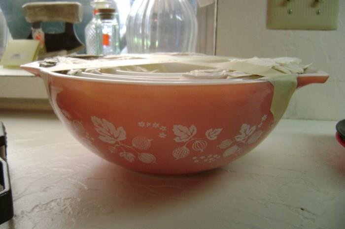 Pyrex Gooseberry Pink Nesting Bowls