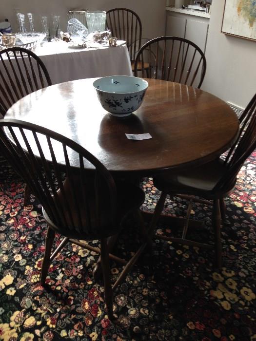 Fabulous round dining table with two leaves to make it oval has 6 chairs 