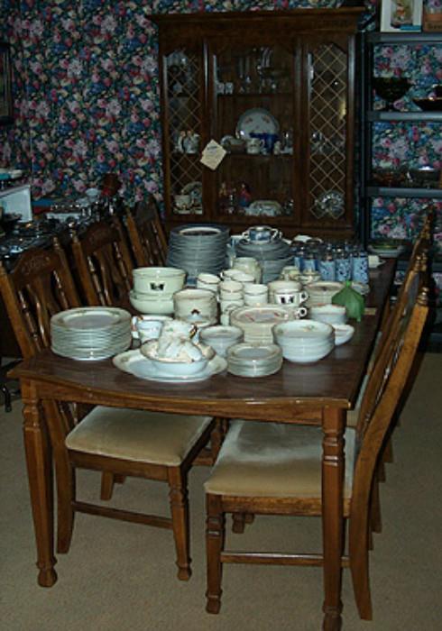Dining Room table, 1 leaf, 6 chairs & matching china hutch