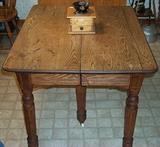 Oak kitchen table w/ 2 10" leaves - 42" L x 32" W