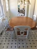 Kitchen table w/6 chairs & 1 leaf