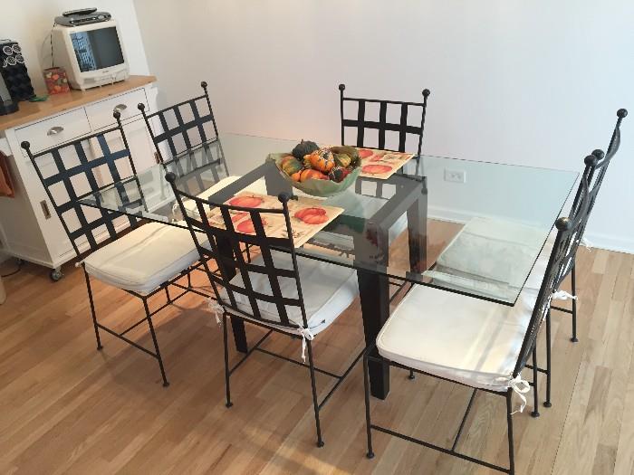Kitchen set table with 6 chairs only a few months old 