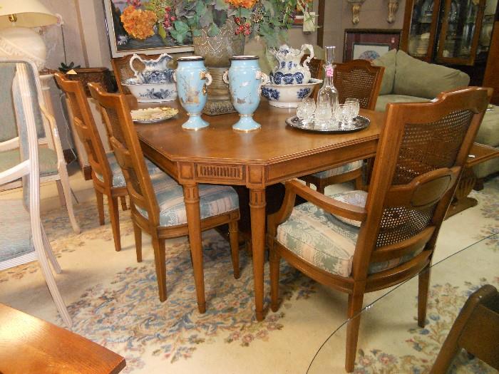 HENREDON DINING ROOM TABLE 6 CHAIRS - ORIENTAL CARPET 
