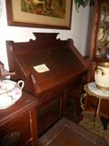 ANTQUE SLANT TOP DESK