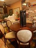 ROUND DINING ROOM TABLE W/LEAVE AND 6 CHAIRS