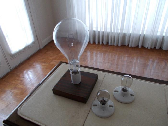 1 LARGE Light Bulb/2 Small Light Bulbs attached to bases - Cool!