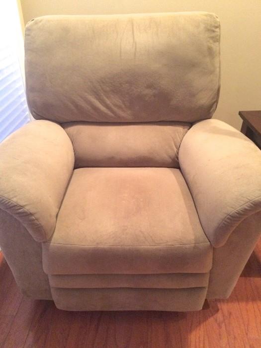Laz-y-boy recliner (there's two)