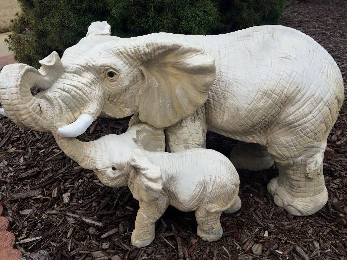 Resin lawn elephant mama and baby