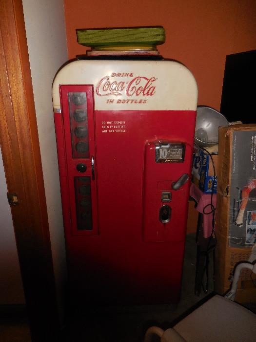 Vintage Coca Cola Bottle Machine .10cents for a coke!