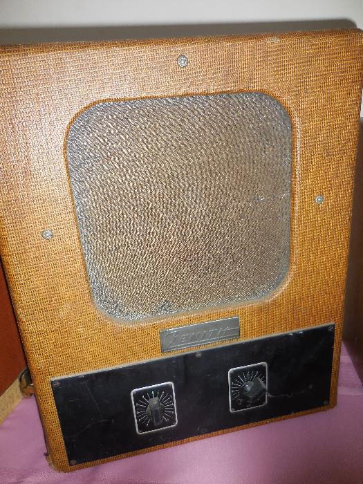 Vintage Zenith Tube Radio..has no back cover..or we haven't found it yet !