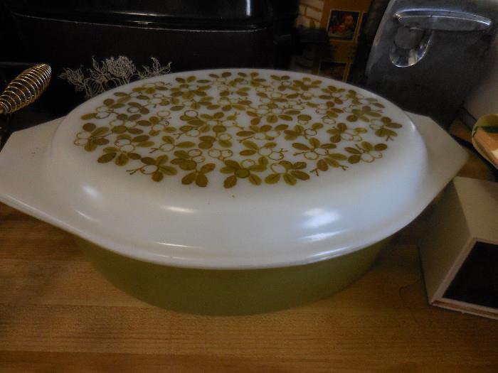 Vintage Pyrex Cinderella Bowl with Lid, Verde