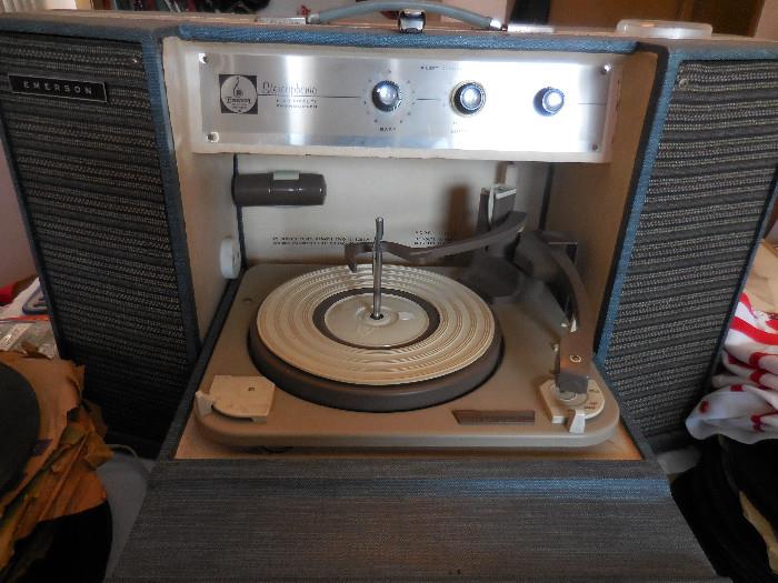 Vintage Emerson Stereophonic Open/Close, Carry Stereo/Speakers on side.Phonograph
