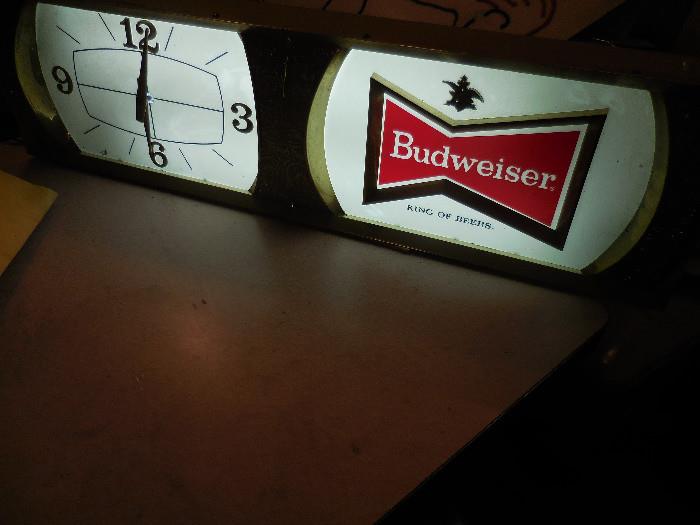 Vintage Working Lighted Budweiser Bar sign