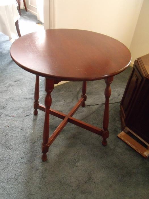 #209 Round Table D27.5 H 29 $50