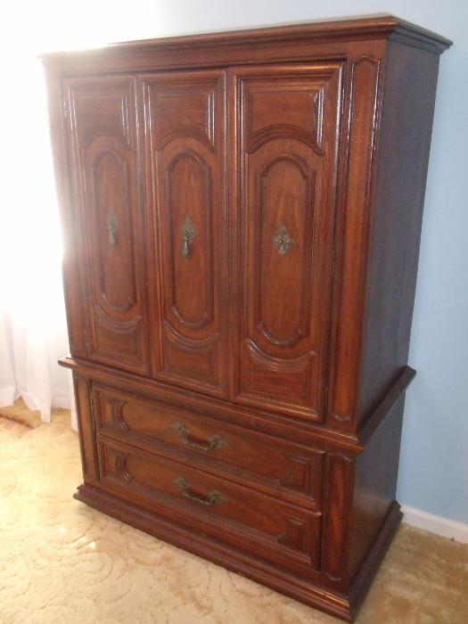 #230 Thomasville Furniture  Bedroom Set $325 Set  Chest Of Drawers W20D41H60 with Linen Drawer $125