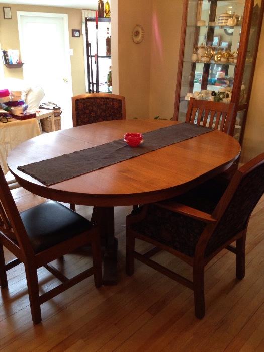 Stickley dining table & 4 chairs. Has 2 leaves & table pads.
