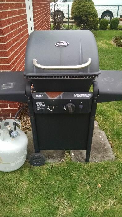 GAS GRILL...JUST IN TIME FOR GRILLING SEASON !!