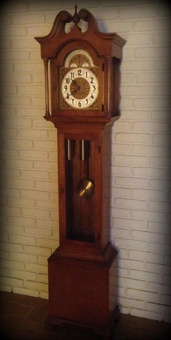 Grandfather Clock by Colonial Mfg. Co., Model 1688W, Movement 132, Dial C1. Great condition!