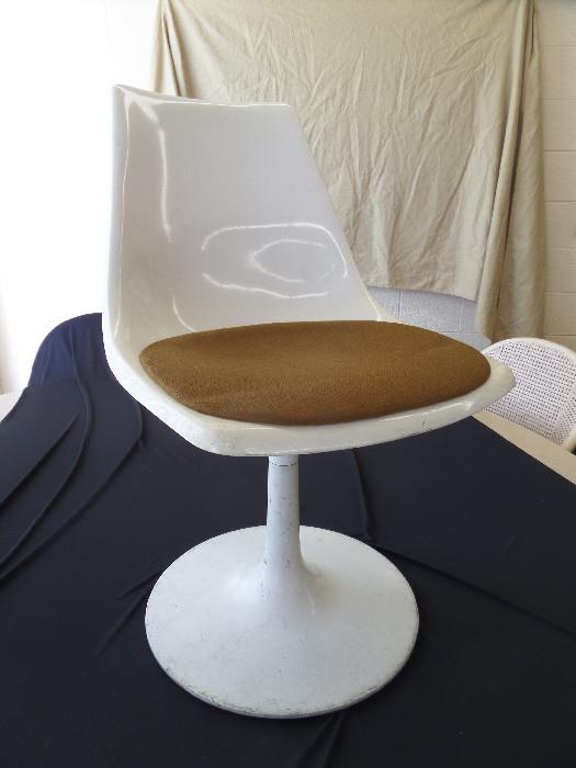 Pair of Saarinen tulip chairs by Knoll International 