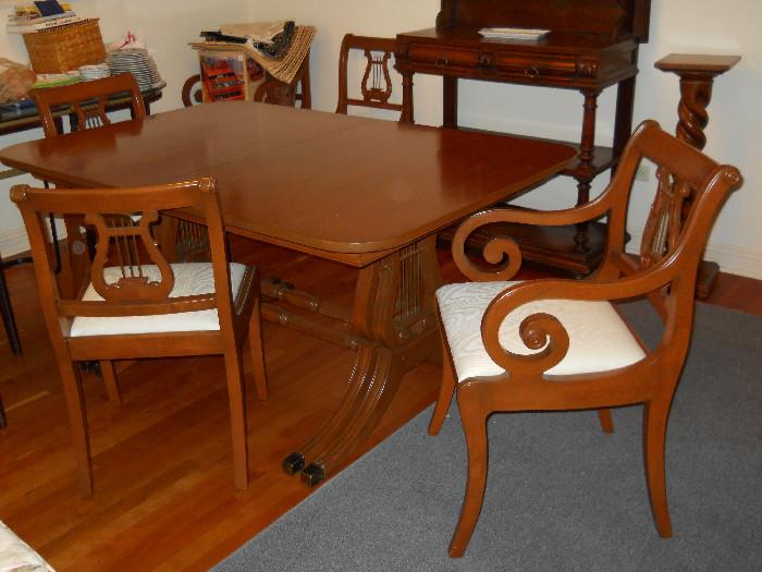 vintage mahogany dining roomtable, 6 chairs, buffet.