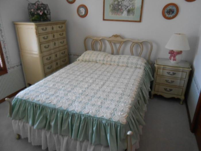 Great condition !!  French Provincial Bedroom Set
