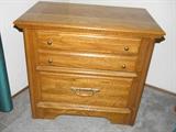 closeup of nightstand.....bedroom set in EX condition